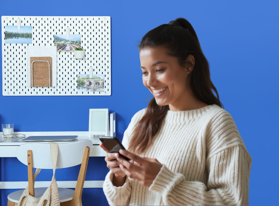 Pessoa feliz usando celular